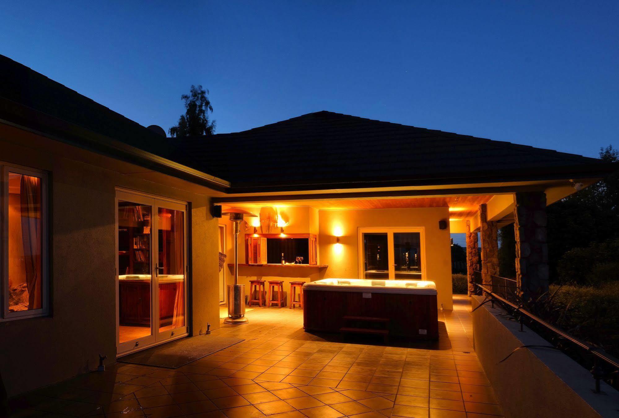 Tauhara Sunrise Lodge Taupomeer Buitenkant foto